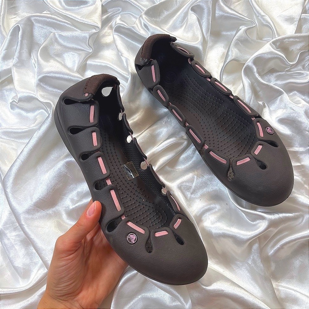 y2k Crocs Adrina Flats Brown Excellent Pink Ribbon Detail Slip On Shoes W9